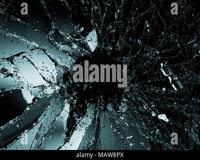 Stücke zerbrochen oder zertrümmerten Glas auf Schwarz. 3D-Illustration, 3D-Rendering Stockfoto