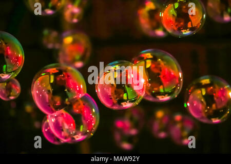 Abstraktes Bild von Seifenblasen aus der Blase Gebläse in Dunkel. Stockfoto