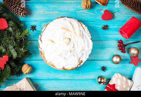 Die weiße Creme Kuchen und Weihnachten Dekor auf Blau Holz Hintergrund. Ansicht von oben Stockfoto