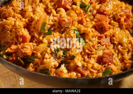 Spam und Kimchi gebratener Reis in einem schwarzen Stahl Wok, ein klassisches Gericht in Korean Home Kochen Stockfoto