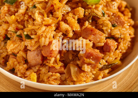 Eine Schüssel mit Spam und Kimchi gebratener Reis, ein klassisches Gericht in Korean Home Kochen Stockfoto