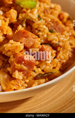 Eine Schüssel mit Spam und Kimchi gebratener Reis, ein klassisches Gericht in Korean Home Kochen Stockfoto