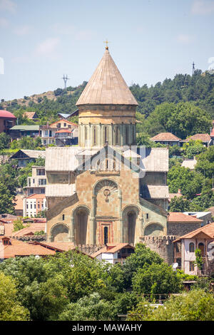 Blick auf svetitskhoveli von der gegenüberliegenden Seite des Flusses. Stockfoto