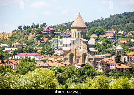 Blick auf svetitskhoveli von der gegenüberliegenden Seite des Flusses. Stockfoto