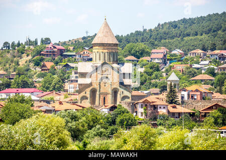 Blick auf svetitskhoveli von der gegenüberliegenden Seite des Flusses. Stockfoto