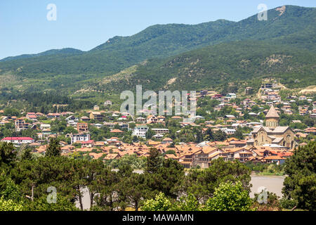 Blick auf svetitskhoveli von der gegenüberliegenden Seite des Flusses. Stockfoto