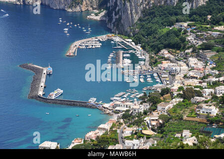 Die Ufer der Insel Capri aus gesehen oberhalb der Küste, Luftaufnahme, Italien Stockfoto