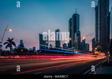 Straßenverkehr in der modernen Stadt bei Nacht - leichte Wanderwege, Straße Stockfoto