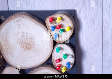 Vorstand der Holz- Flüssigkeiten für Notizen und farbige Stifte. Stockfoto