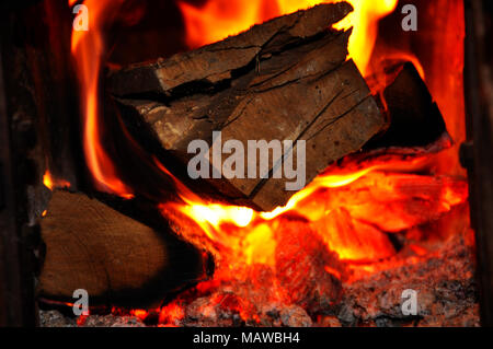 Braunes Holz Brennen in einem Kamin, Nahaufnahme, Ansicht von vorne Stockfoto