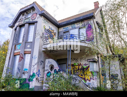 Ein verlassenes Haus von Street Art im ätherischen Stadt Doel, Belgien geschmückt Stockfoto