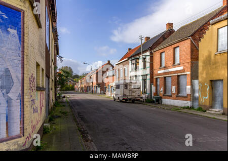 Ein völlig unbewohnt Straße in der Stadt Doel, Belgien Stockfoto