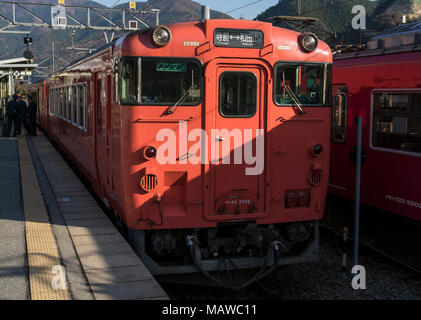 Der Japan Rail (JR West) KiHa Serie 40 Zug auf die bantan Linie an Teramae Station in Hyogo Präfektur, Japan. Stockfoto