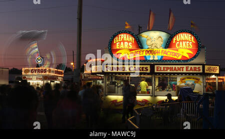 Süßem Teig Factory Karneval essen Konzession in der Nacht. Trichter Kuchen und Elefant Ohren sind empfohlene Text. Canfield Fair. Mahoning County Fair. Canfield Stockfoto