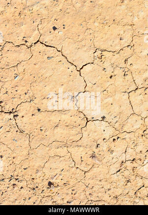 Risse, Dürre oder Wüste Hintergrund. Trockenes land mit Rissen. Stockfoto