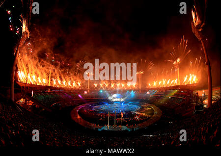 Feuerwerke sind aus eingestellt als die endgültige Leistung während der Eröffnungszeremonie für die Commonwealth Games 2018 in Carrara Stadion an der Gold Coast, Australien. Stockfoto