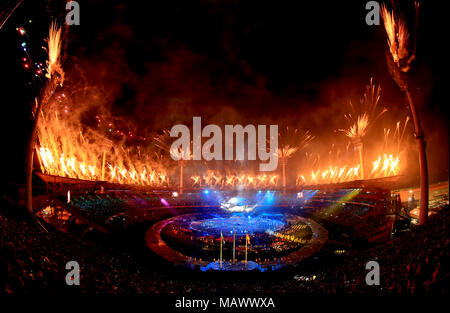 Feuerwerke sind aus eingestellt als die endgültige Leistung während der Eröffnungszeremonie für die Commonwealth Games 2018 in Carrara Stadion an der Gold Coast, Australien. Stockfoto