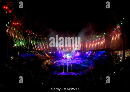 Feuerwerke sind aus eingestellt als die endgültige Leistung während der Eröffnungszeremonie für die Commonwealth Games 2018 in Carrara Stadion an der Gold Coast, Australien. Stockfoto