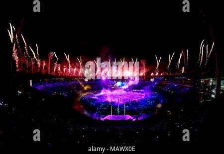 Feuerwerke sind aus eingestellt als die endgültige Leistung während der Eröffnungszeremonie für die Commonwealth Games 2018 in Carrara Stadion an der Gold Coast, Australien. PRESS ASSOCIATION Foto. Bild Datum: Mittwoch, 4. April 2018. Siehe PA Geschichte COMMONWEALTH Zeremonie. Photo Credit: Mike Egerton/PA-Kabel. Einschränkungen: Nur für den redaktionellen Gebrauch bestimmt. Keine kommerzielle Nutzung. Kein Video-Emulation Stockfoto