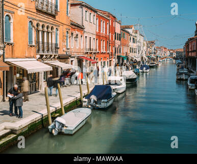 Bunte die alten Häuser und die Brücke über den Kanal auf die Insel Murano in der Nähe von Venedig Stockfoto