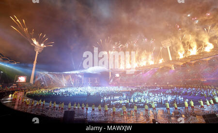 Darsteller und Feuerwerk während der Eröffnungszeremonie für die Commonwealth Games 2018 in Carrara Stadion an der Gold Coast, Australien. PRESS ASSOCIATION Foto. Bild Datum: Mittwoch, 4. April 2018. Siehe PA Geschichte COMMONWEALTH Zeremonie. Foto: Martin Rickett/PA-Kabel. Einschränkungen: Nur für den redaktionellen Gebrauch bestimmt. Keine kommerzielle Nutzung. Kein Video-Emulation Stockfoto