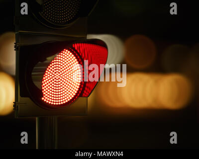 Rote Ampel in der dunklen Nacht Straße der Stadt. 3D Rendering illustration Stockfoto