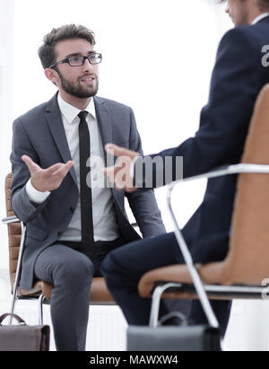 Zwei Geschäftsleute mit Aktentaschen in der Nähe von sich selbst Stockfoto