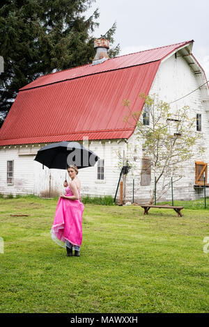 Eine junge Frau in ihrem Ballkleid. Stockfoto