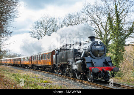 Vorderansicht Nahaufnahme von Vintage UK Dampfzug in SVR Erbe Bahnstrecke puffing isoliert, durch ländliche, Landschaft in der Frühlingssonne. Stockfoto