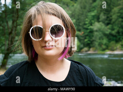 Eine junge Frau in Sonnenbrille Stockfoto