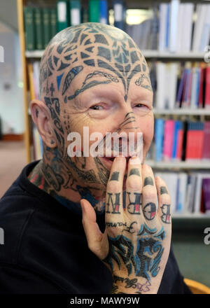 Tätowierten Mann namens Gerry im Norden von England UK. Gerry war Glücklich für mich ihn zu fotografieren, wenn ich erwähnte ich seine Rolling Stones Zunge logo mochte Stockfoto