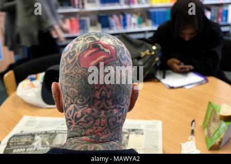 Tätowierten Mann namens Gerry im Norden von England UK. Gerry war Glücklich für mich ihn zu fotografieren, wenn ich erwähnte ich seine Rolling Stones Zunge logo mochte Stockfoto