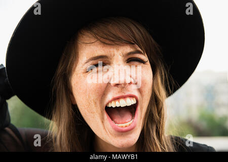 Eine Frau mit Hut im Freien. Stockfoto