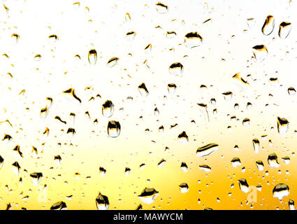 Regentropfen am Fenster Glas. Selektiver Fokus oder closeup Schuß von Regen fällt auf ein Fenster. Stockfoto