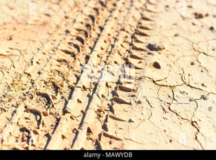 Lkw-Spur im Sand oder trockenes Land. Spurweite mit selektiver Schärfe und Unschärfe, closeup erschossen. Stockfoto