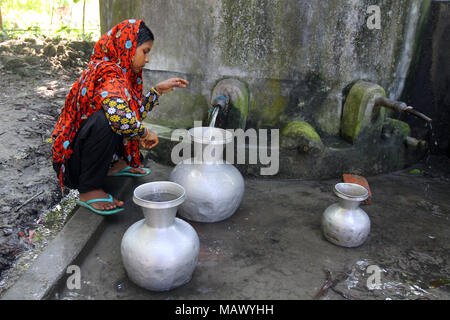 Khulna, Bangladesh - Oktober 08, 2014: Bangladesch Leute sammeln Trinkwasser aus einem Wasserbehälter an der Küste Khulna, Bangladesh. Ein combinat Stockfoto