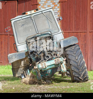 Alte zerlegt Traktor mit ausgebauter Motor haube und sichtbaren Lüfter Vorderansicht Stockfoto