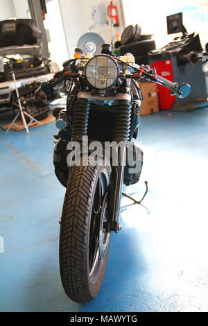 BMW K 100 Motorrad, im Cafe Racer Stil renoviert, in einem Workshop vor Verlassen Stockfoto