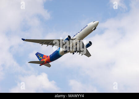 Tokio, Japan - APR. 1, 2018: Airbus A330-200, die vom internationalen Flughafen Narita in Tokio, Japan. Stockfoto