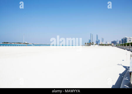 Assunto: Praia com prédios ao Fundo em Abu Dhabi Ort: Abu Dhabi, Emirados Árabes Daten: 10/10/13 Autor: Eduardo Zappia Stockfoto