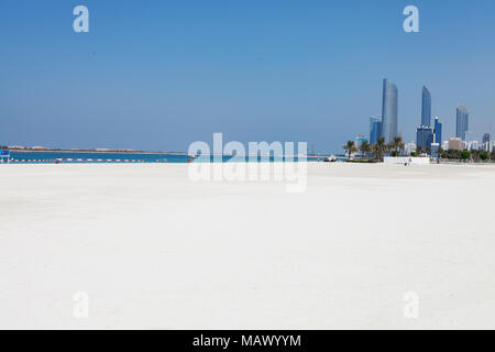Assunto: Praia com prédios ao Fundo em Abu Dhabi Ort: Abu Dhabi, Emirados Árabes Daten: 10/10/13 Autor: Eduardo Zappia Stockfoto
