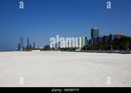Assunto: Praia com prédios ao Fundo em Abu Dhabi Ort: Abu Dhabi, Emirados Árabes Daten: 10/10/13 Autor: Eduardo Zappia Stockfoto
