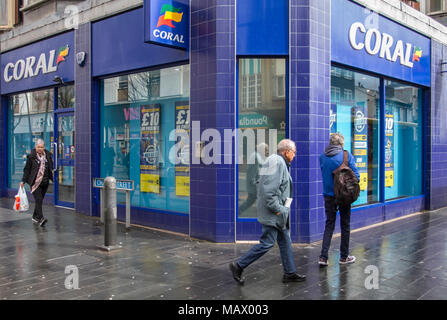 Buchmacher Coral Racing Ltd, Buchmacher, Buchmacher, oder Rasen Buchhalter eine lizenzierte Wettbüro in Southport, Merseyside, betrieben von Coral Racing begrenzt. Stockfoto
