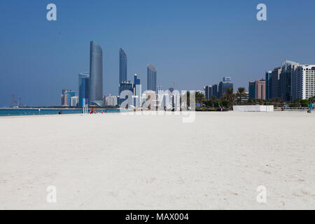 Assunto: Praia com prédios ao Fundo em Abu Dhabi Ort: Abu Dhabi, Emirados Árabes Daten: 10/10/13 Autor: Eduardo Zappia Stockfoto