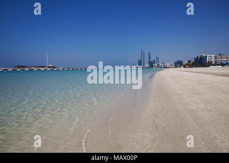 Assunto: Praia com prédios ao Fundo em Abu Dhabi Ort: Abu Dhabi, Emirados Árabes Daten: 10/10/13 Autor: Eduardo Zappia Stockfoto