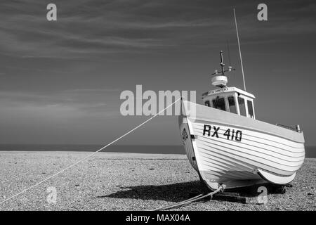 Ein Fischerboot auf dem Kiesstrand bei Dungeness nahe Lydd in Kent Stockfoto