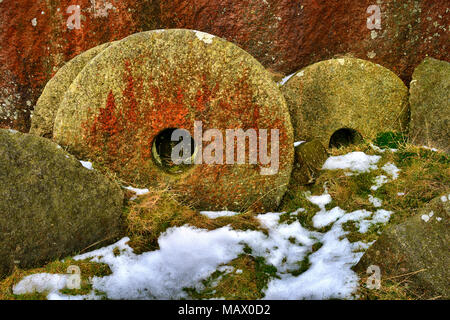 Abgebrochene Mühlsteine im alten Steinbruch am Burbage Kante, Hathersage, England Stockfoto