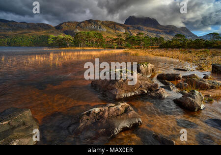 Sonnenlicht auf Slioch und Loch Maree Stockfoto