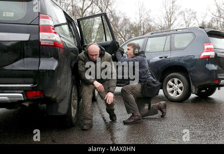 Ein Mitglied der Close Protection Unit Royal Military Police führt eine Demonstration während der NATO-Militär Polizei Close Protection Konferenz an longmoor Trainingslager in Hampshire. Stockfoto