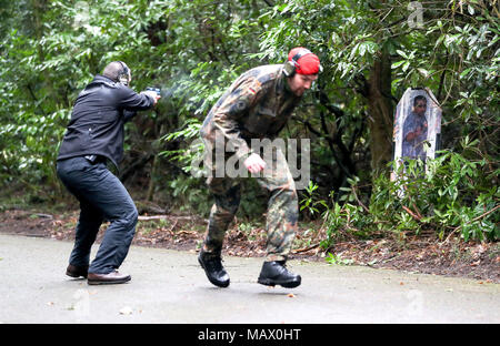 Ein Mitglied der Close Protection Unit Royal Military Police (links) schützt ein Delegierter spielen ein VIP als Teil einer Demonstration während der NATO-Militär Polizei Close Protection Konferenz an longmoor Trainingslager in Hampshire. Stockfoto